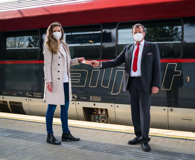 Rückgabe der geliehenen zehn Euro: Barbara F. und Zugbegleiter Robert Grafenhofer aus Kefermarkt. | Foto: ÖBB/Posch