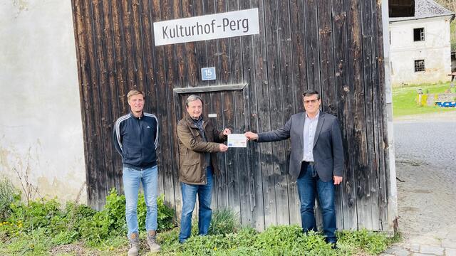 Leader-Geschäftsführer Manfred Hinterdorfer übergibt die Förderplakette an Alfred und Martin Dreilling. | Foto: Leader-Region Perg-Strudengau
