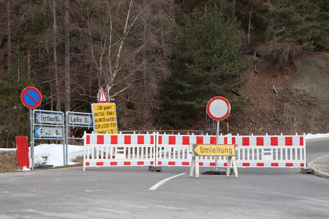 Die Ladiser Straße war heuer für zwei Monate wegen Bauarbeiten für die Forststraße "Riederberg" gesperrt. Nun dient sie als Ausweichstrecke für die untertags gesperrte Serfauser Straße. | Foto: Othmar Kolp