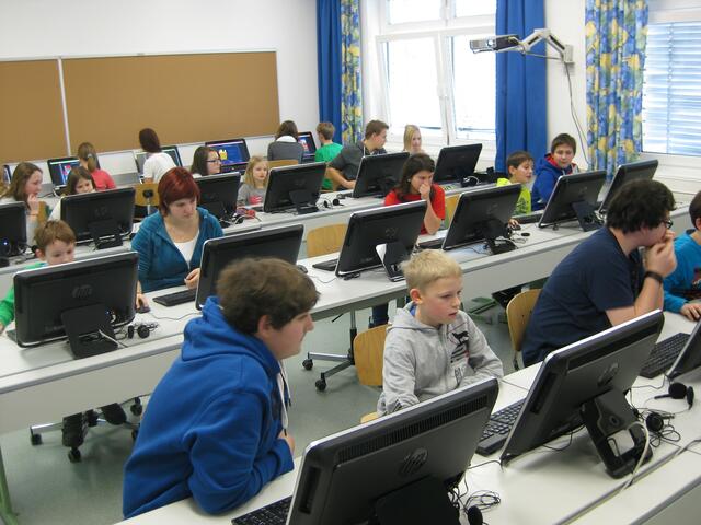 Auch die Mittelschule Waizenkirchen trägt das Zertifikat "digiTNMS". Dort kommen wird in den PC-Räumen gearbeitet, zudem kommt auch ein Rollkoffer mit Tablets zum Einsatz.