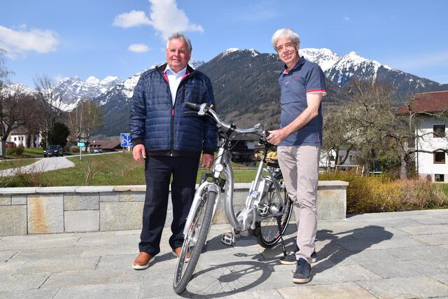 Freuen sich über die entstehende Radwegverbindung zwischen ihren Gemeinden: Bgm. Alfons Rastner und Bgm. Hermann Steixner | Foto: Kainz