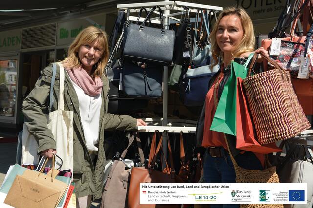 Vor Ort kaufen und den heimischen Handel unterstützen: LEADER-Geschäftsführerin Beatrix Übelacker und Assistentin Gabi Jahn machen es vor. | Foto: WOCHE