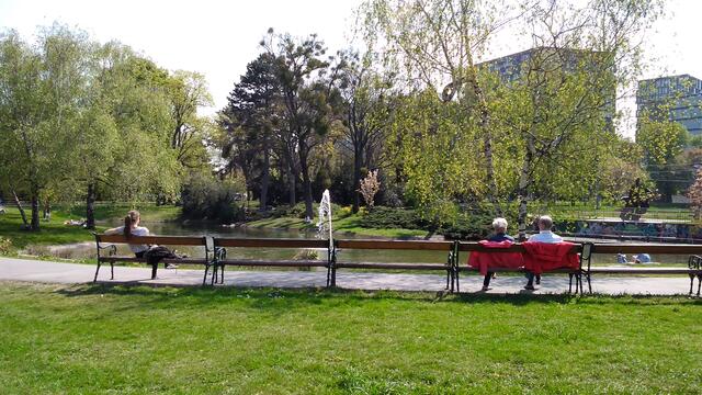 Der Teich inmitten des Schweizergartens ist ein beliebter Naherholungsort auf der Landstraße. | Foto: Kautzky