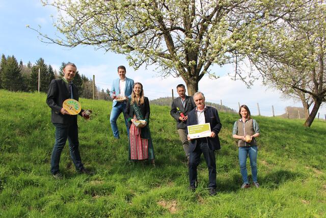 Mit der jährlichen geförderten Pflanzaktion und den Schnitt- und Veredelungskursen unterstützt die LEADER Region Mostviertel-Mitte die Erhaltung dieses „Naturjuwels“. Am Foto: LEADER Obmann-Stv. Bgm. Martin Leonhardsberger, LEADER Obmann-Stv. Vize-Bgm. Manuel Aichberger, Dirndlkönigin Sandra I, LEADER Obmann-Stv. Alois Kaiser, LEADER Obmann Anton Gonaus und Projektmanagerin Martina Grill | Foto: LEADER Region Mostviertel-Mitte