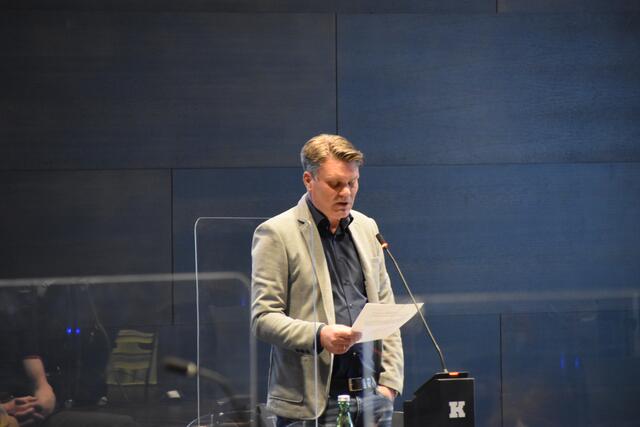 Hannes Rauch (Kufsteiner Volkspartei) brachte den gemeinsamen Antrag der Oppositionsparteien ein.  | Foto: Barbara Fluckinger