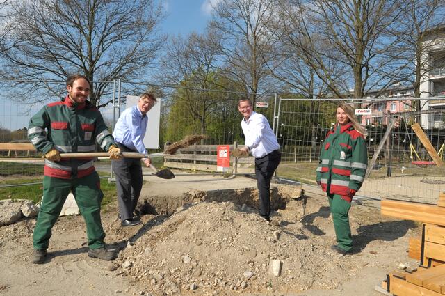 Bezirksrat Gernot Nachtnebel und Bezirksvorsteher Georg Papai (mitte) griffen beim Spatenstich der neuen Parkanlage Lüssenpromenade zur Schaufel. | Foto: BV21
