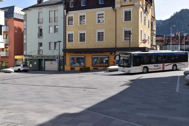 Am Bahnhofsvorplatz herrscht bereits eine Begegnungszone mit einer Geschwindigkeitsbeschränkung von 20 km/h, ebenso am Unteren Stadtplatz. Auch "dazwischen" auf der Innbrücke könnte nun der Zwanziger kommen.  | Foto: Barbara Fluckinger