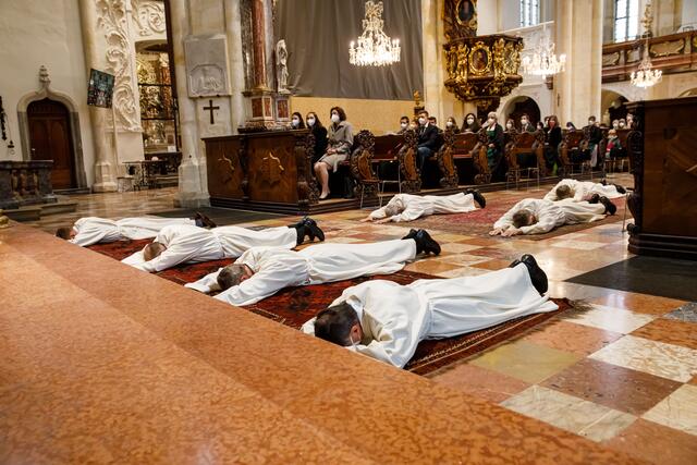 Ein emotionaler Höhepunkt der Weihe: Die Weihekandidaten legen sich vor dem Altar auf den Boden und begeben sich damit symbolisch in Gottes Hände.