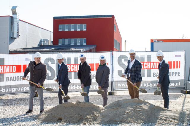 Am 27. April 2021 erfolgte der Spatenstich v.l.: Bürgermeister Bernhard Öttl (ÖVP), Franz Kaltenbrunner (Raiffeisen OÖ), Michael Mayrböck (OTN), Johann Nußbaumer (OTN), Jürgen Kickinger (Schmid Baugruppe), Werner Pamminger (Business Upper Austria) | Foto: Schmid Baugruppe Holding GmbH