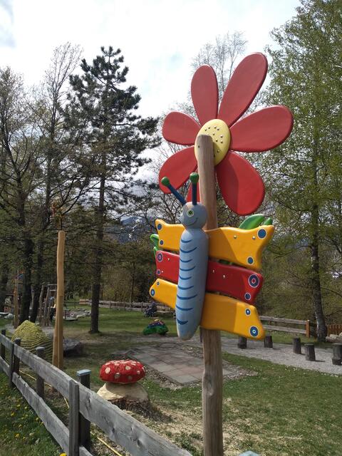 "Blume und Schmetterling " im Regenbogen Park, gesponsert von unserem Bischof Hermann Glettler. Der Spielplatz wird mit Spendengeld finanziert.  | Foto: C. Pichler
