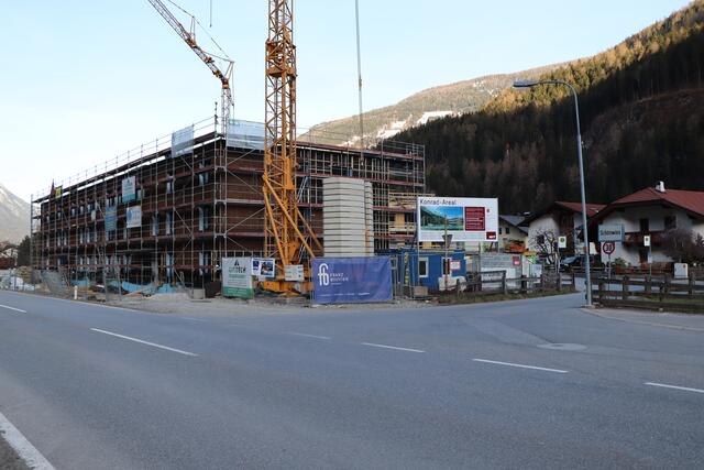 Verkehrsknotenpunkt: Bei der neuen NHT-Wohnanlage im Bereich Oberhäuser in Schönwies wird ein Linksabbieger errichtet. | Foto: Othmar Kolp