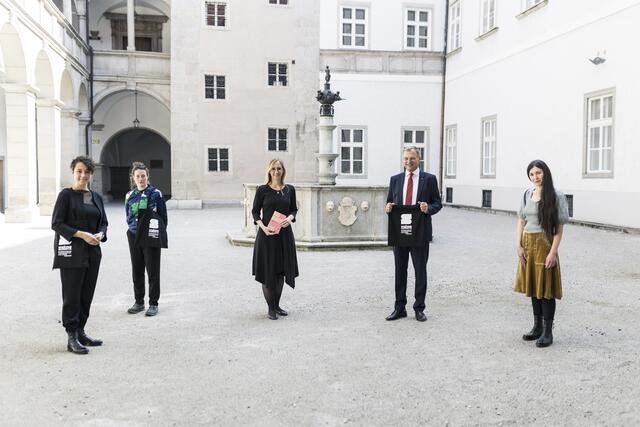 Im Bild (von links): Festivalleiterin Cornelia Lehner, die künstlerische Leiterin Sara Ostertag, Kulturdirektorin Margot Nazzal, Landeshauptmann Thomas Stelzer sowie die künstlerische Leiterin Julia Ransmayr.