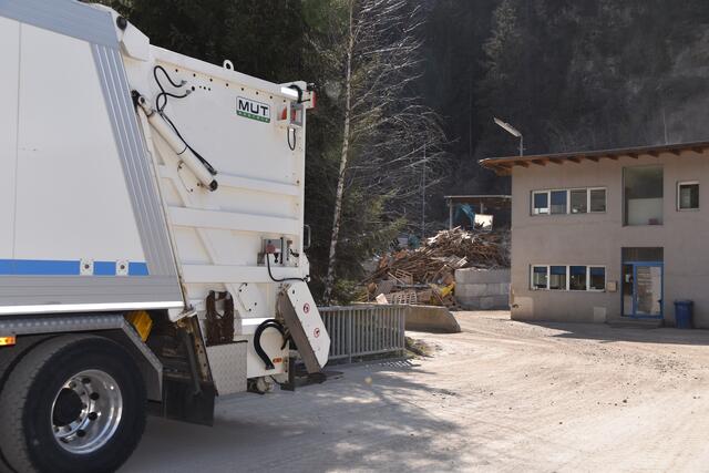 Der große Abfallberg, der bei Steinach aufgetürmt ist, wird heuer deutlich schrumpfen. Den dazugehörigen Verkehr wollen die Polit-Vertreter nicht in den Döfern haben. | Foto: Kainz