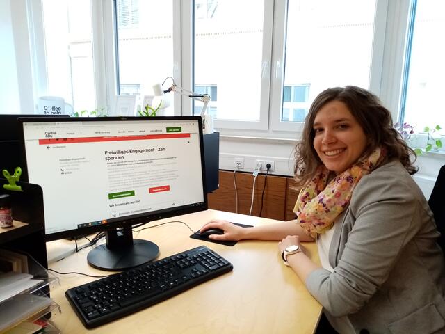 Theresa Kranabetter von der Servicestelle für Freiwilliges Engagement nimmt Anmeldungen zur Mitarbeit entgegen. | Foto: Caritas