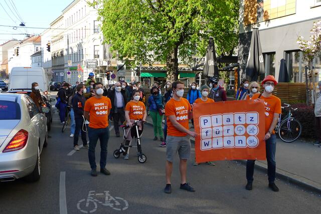 Bei der Kundgebung am Schuhmeierplatz vor dem Café Schuhmeier wurde für eine bessere Radinfrastruktur und die Einführung von Abbiegeassistenten für Lkw gefordert.