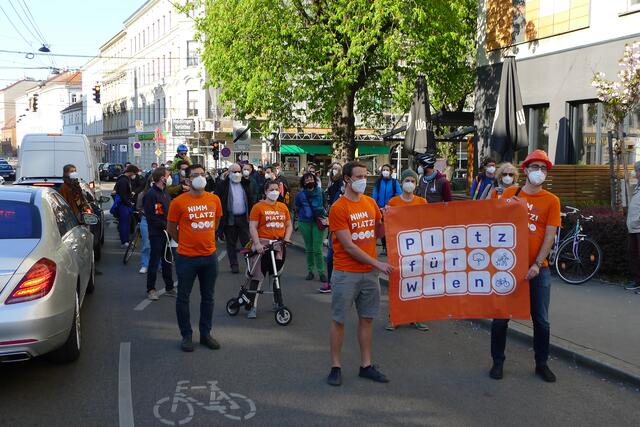 Bei der Kundgebung am Schuhmeierplatz vor dem Café Schuhmeier wurde für eine bessere Radinfrastruktur und die Einführung von Abbiegeassistenten für Lkw gefordert. | Foto: Platz für Wien