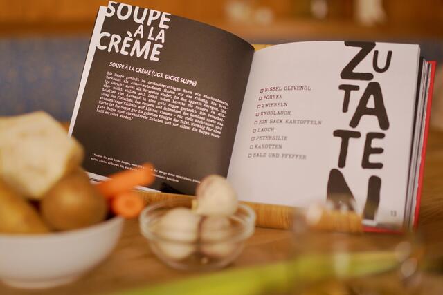 Im ironischen Kochbuch gibt es keine Mengenangaben oder Bilder von perfektem Essen. Die Autoren wollen zum kreativen Kochen anregen.  | Foto: Franz Zwerschina