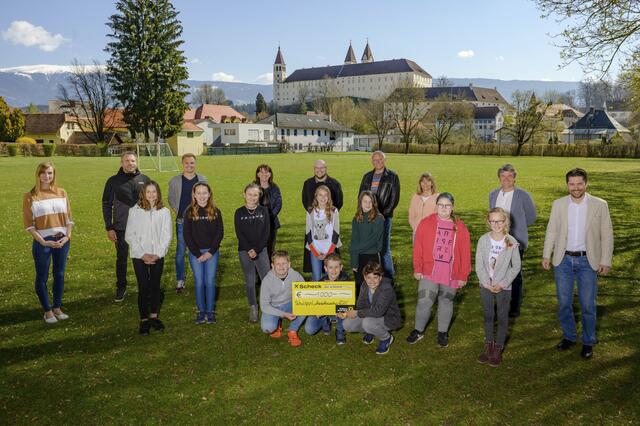 Die Schüler der 1b-Klasse des Stiftsgymnasiums St. Paul erhielten vom Raiffeisen Club einen Scheck über 1.000 Euro für die Klassenkasse. | Foto: Thomas Hude