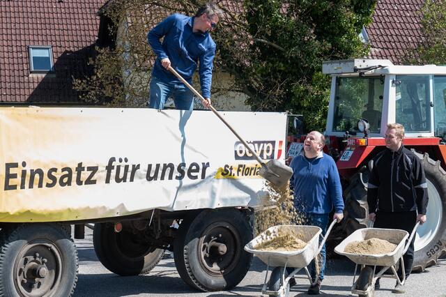 Das ganze Team rund um Bürgermeister Bernd Schützeneder (Mitte) half bei der Sandkisten-Aktion mit. | Foto: fotokerschi.at/Kerschbaummayr