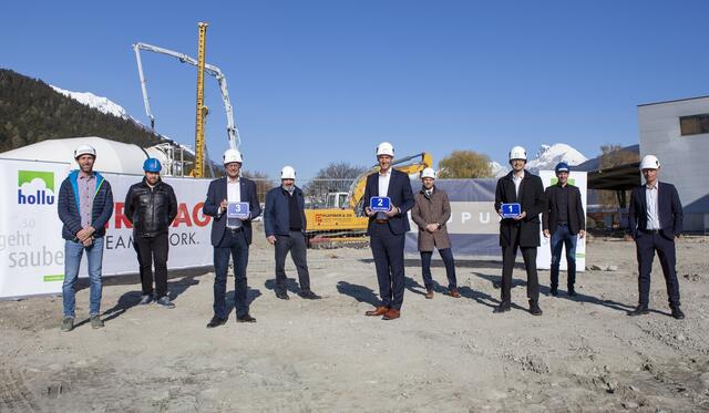 Spatenstich beim Hygienespezialisten hollu in Zirl (v.l.n.r.): Philipp Lamprecht (Baupuls – Projektleiter), David Saurer (Filzmaier Consulting GmbH – Projektsteuerung Anlagenbau), Thomas Öfner (Bürgermeister Gemeinde Zirl), Stephan Bstieler (Bstieler Ingenieure ZT GmbH – Projektleiter), Simon Meinschad (hollu Geschäftsführung), Udo Amann (hollu Bereichsleiter Finanzen &amp; Infrastruktur), Werner Holluscheck (hollu Inhaber), Patrik Weber (Baupuls – Geschäftsleitung) und Peter Pichler (Obmann Wirtschaftsausschuss, Gemeinde Zirl) bauen auf und für die Zukunft. | Foto: hollu