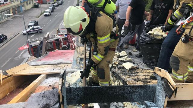 Bei Flämmarbeiten kam es zu einem Dachstuhlbrand im Landecker Stadtteil Bruggen. | Foto: Feuerwehr Landeck