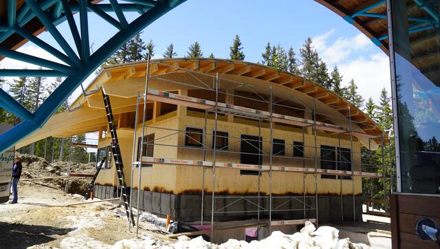 Das Langlaufhaus am Rossbrand wird architektonisch an die Papageno-Bergstation angepasst. Hier entsteht ein modernes Sportzentrum für die Höhenloipe.  | Foto: Alexander Holzmann