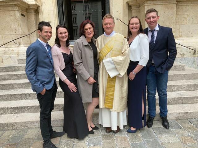 Die neu geweihte Diakon Kurt Di Bernardo in seiner liturgischen Kleidung mit Dalmatika und Diakons-Stola. Auch seine Familie war bei der Weihe im Grazer Dom dabei.
