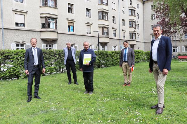 Symbolische Schlüsselübergabe am Haydnplatz (v.l.): Vizebürgermeister Johannes Azengruber, Hubert Innerebner (ISD-Geschäftsführer), Helmut Hameter (Mieter), Franz Danler (IIG-Geschäftsführer) und Bürgermeister Georg Willi. | Foto: IKM