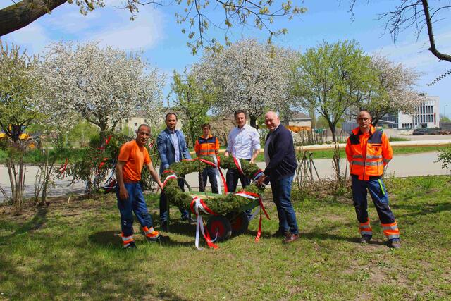 Bürgermeister Stefan Schmuckenschlager (3.v.r.), Straßenmeister Dietmar Schuster (2.v.r.) und die Stadtgärtner freuen sich, dass der Baum dank der Spende von Adnan Beslagic, Juniorchef bei Textil Müller (2.v.l.), auch im Lockdown geschmückt werden konnte. | Foto: Stadtgemeinde Klosterneuburg / SchuhE