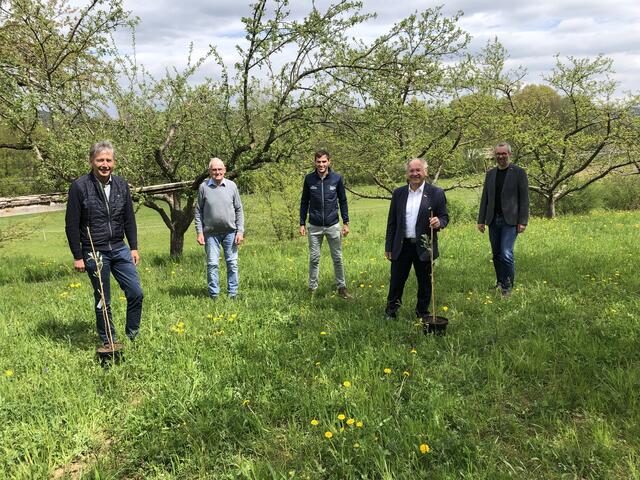 Streuobstfans: Fehrings Bürgermeister Johann Winkelmaier, Johann Lafer, Maximilian Glanz, Josef Ober, Michael Fend (v.l.) | Foto: WOCHE