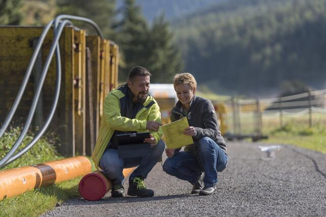 Simone Schönherr und Alexander Reinisch, Mitarbeiter der Erdgasabteilung, besprechen vor Ort die Verlegung des Erdgasnetzes. | Foto: EWR/Rolf Marke