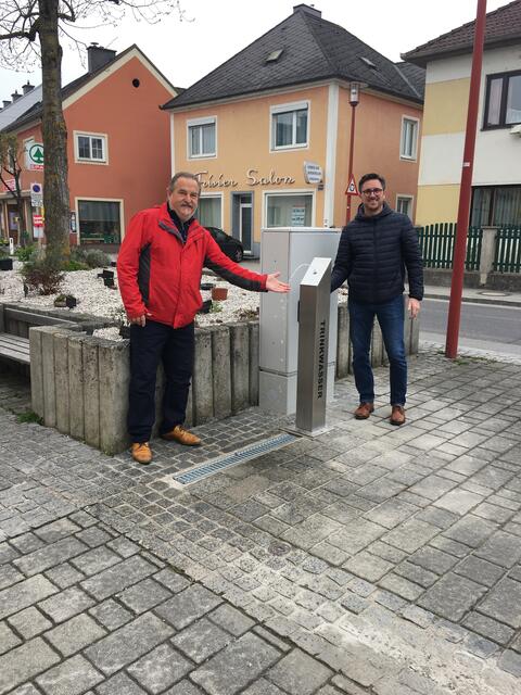 Otto Hinterholzer, Obmann des Dorferneuerungsvereins, und Ortsvorsteher Manuel Scherscher. | Foto: privat