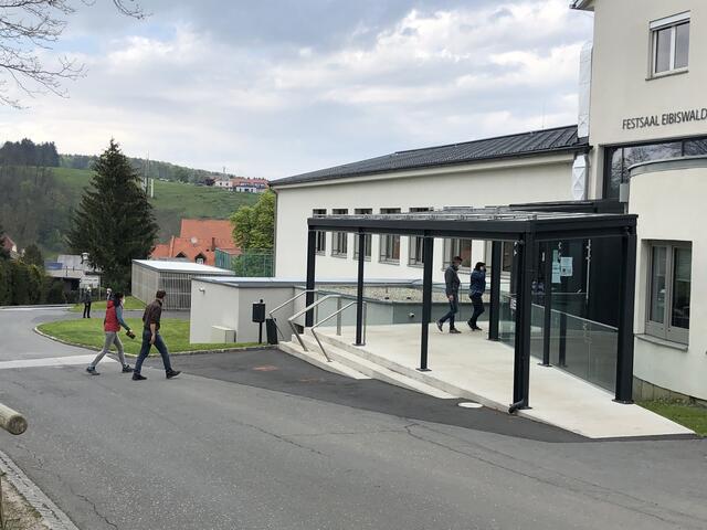 Die Teststation im Festsaal Eibiswald ist gut frequentiert und ist an besonders starken Tagen  mit einer Spur bis zu 140 Prozent ausgelastet.  | Foto: Susanne Veronik
