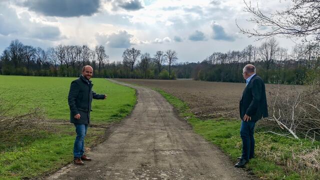 Bauamtsleiter Dominik Richtsteiger besichtigte gemeinsam mit Bürgermeister Franz Kieslinger den neu sanierten Weg von Breitwiesen nach Kitzing (das sogenannte Aschenwegerl).  | Foto: Gemeinde