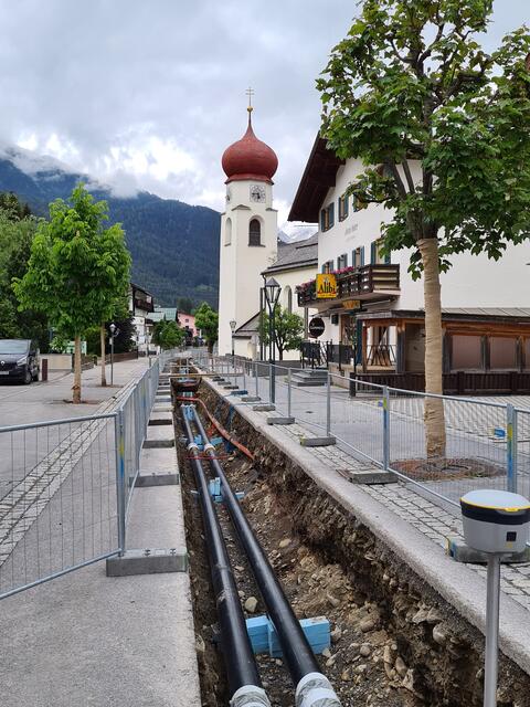 Nahwärme St. Anton am Arlberg (NWSA): In einer Bauzeit von rund sieben Monaten wurden circa sechs Kilometer Nahwärmeleitungen im Ort und das Heizwerk am alten Fußballplatz errichtet. | Foto: NWSA/Elmar Huter
