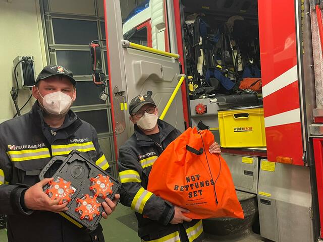 Überprüfung der Gerätschaften bei der Ortsfeuerwehr Pram. Am Bild von li-re: Kommandant BR Schiffelhumer Hans-Peter mit Gerätewart AW Florian Mielinger