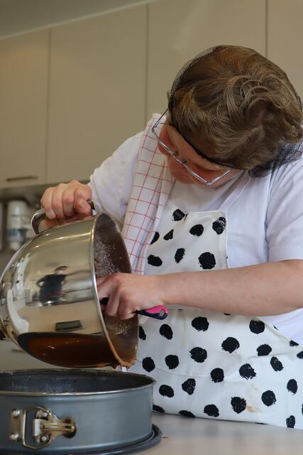 Der Teig für den Schokokuchen kommt in die Form