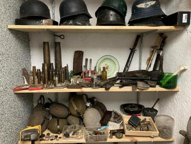 Der Nazi hortete bei sich zu Hause in Gänserndorf Berge an NS-Devotionalien. | Foto: LPD NÖ LVT