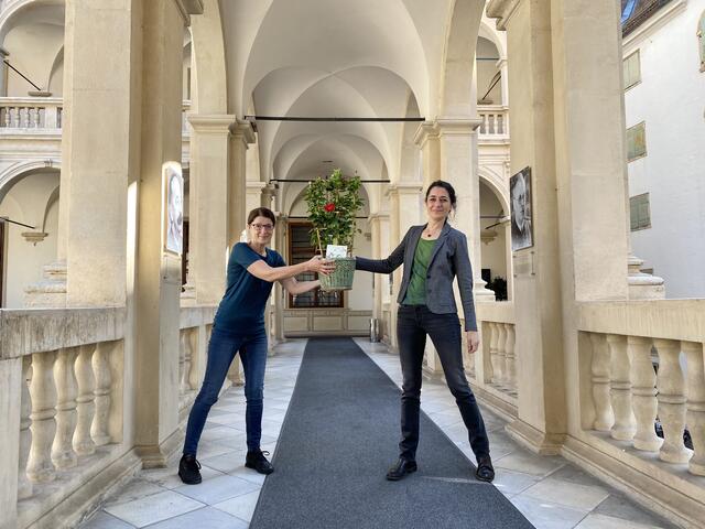 Grüne Frauen-Power: Sandra Krautwaschl (r.) mit Jubilarin Regina Thalmeier.