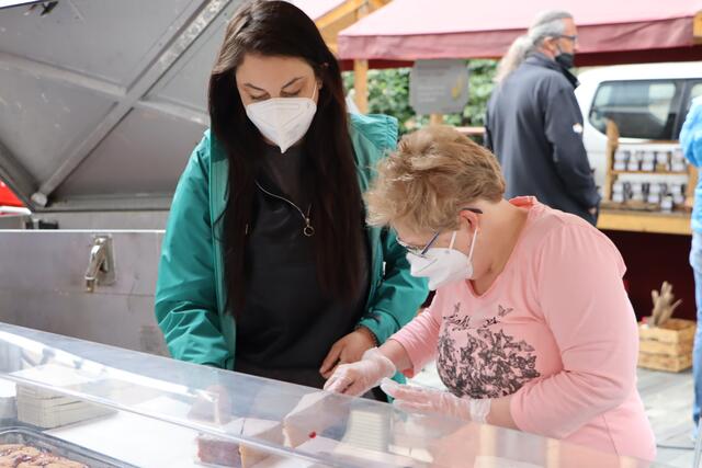 Barbara und Janine bei der Arbeit
