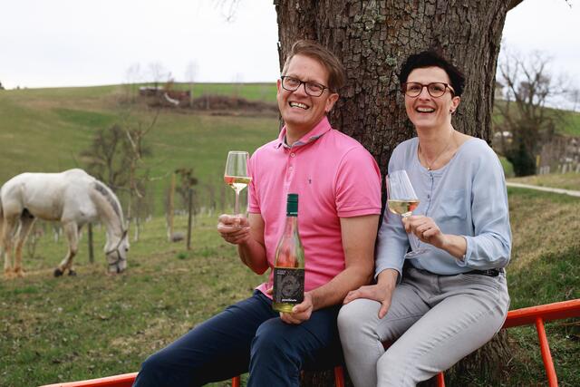 „Cider trinken und das Klima retten“, schmunzeln Eva und Norbert Eder vom Pankrazhofer, über den positiven Nebeneffekt ihres neuen Produktes der Mühlviertler Streuobstwiesen.  | Foto: Pia Paulinec