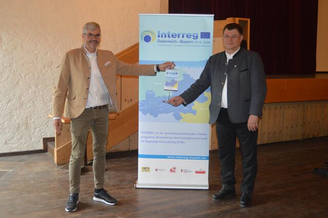 Landrat Toni Speer (re) bei der Übergabe des Euregio-Vorsitzes an Bgm. Werner Frießer (li).
 | Foto: Foto: Euregio ZWK