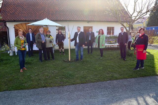 Karin Metz, Anton Pfaffeneder, Norbert und Anna Frech, Peter Haselberger, Lukas Michlmayr, Andreas Pum, Kathrin Giritzhofer, Georg Strasser, Silvia Schaumberger. | Foto: Bauernbund