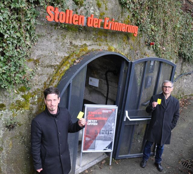 Stephan Rosinger (li.) und Karl Ramsmaier vor dem Eingang des Stollen der Erinnerung, der jetzt auch von Einzelpersonen besichtigt werden kann.