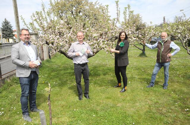 Streuwiesenprojekte in Rechnitz vorgestellt: Thomas Böhm (Regionalmanagement Burgenland), Geschäftsführer Klaus Michalek (Naturschutzbund Burgenland), LH-Stv. Astrid Eisenkopf und Engelbert Kenyeri (Obmann Naturpark-Geschriebenstein)