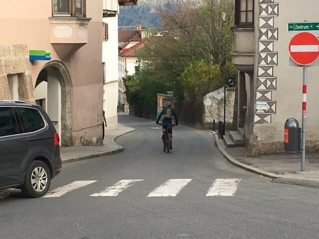 Die Höttinger Gasse ist der falsche Ort für Downhiller.