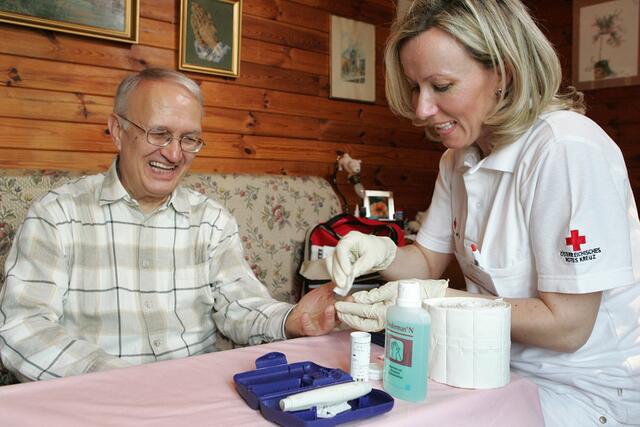 Mitarbeiter des Roten Kreuzes und die Linzer Hausärzte teilen sich künftig den nächtlichen Ärztenotdienst. Die Notrufnummer 141 bleibt gleich. | Foto: ÖRK/Anna Stöcher