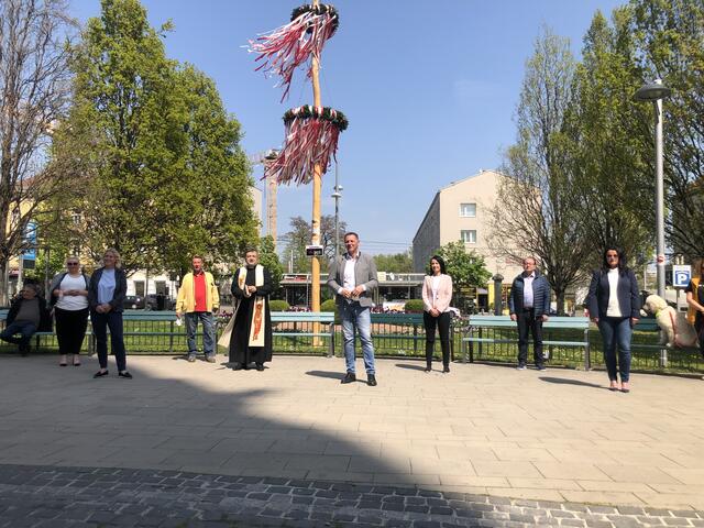 Pfarrer Jan Soroka (5.v.l.) segnete nicht nur den Maibaum, sondern auch alle Anwesenden. | Foto: Fritz Sandor