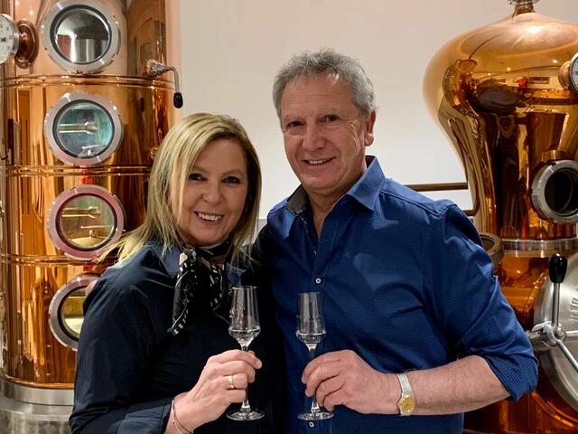 Monika und Anton Steixner freuen sich auf ein "Prost" mit ihren Gästen.