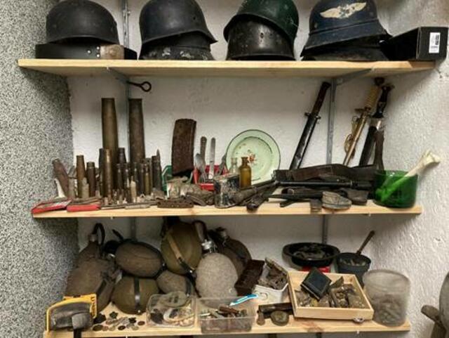 Der Nazi hortete bei sich zu Hause in Gänserndorf Berge an NS-Devotionalien. | Foto: LPD NÖ LVT